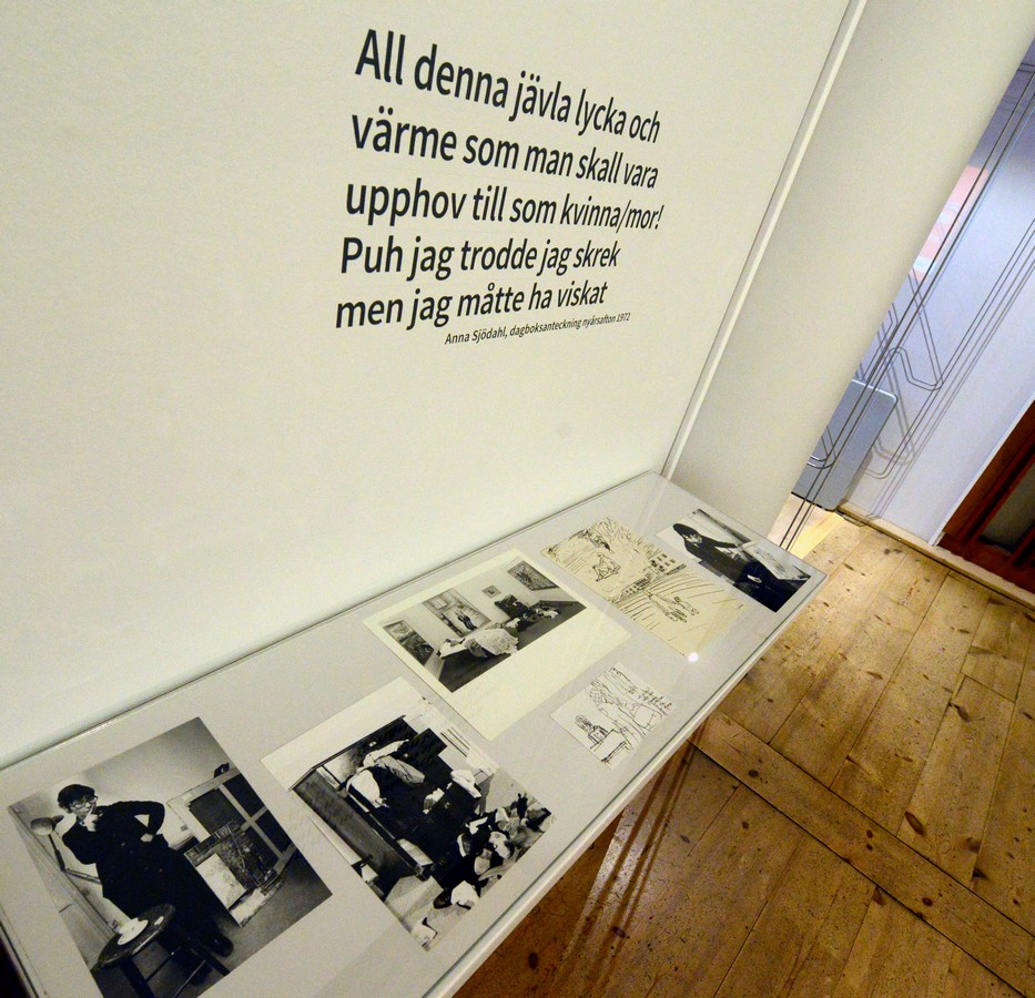Citat på väggen: "All denna lycka..." Foton från tidigare utställningar av och med Anna Sjödahl-